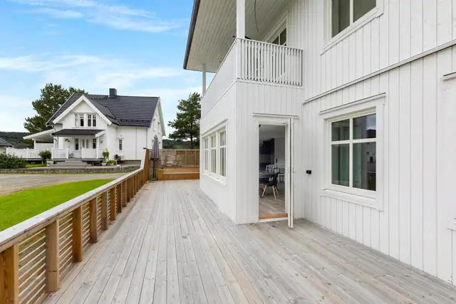 Terrasse på 51 kvm med utgang fra stue- Gode solforhold.