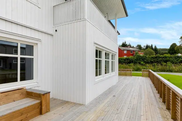 Det er også en terrasseplatting på 45 kvm ved inngangsparti.