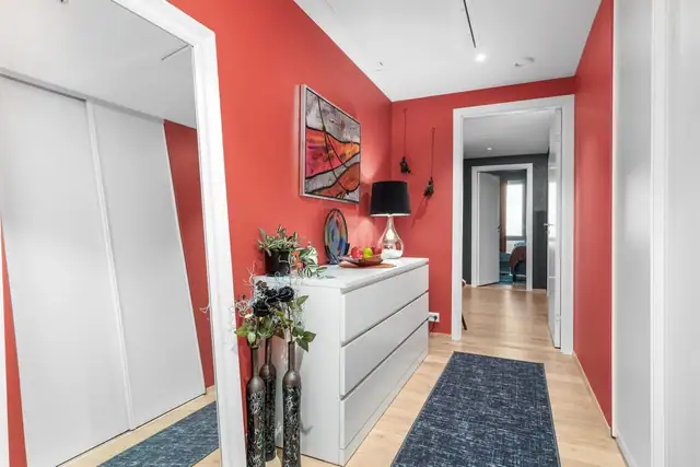 Velkommen inn- i inngangspartiet er det montert ekstra downlights.