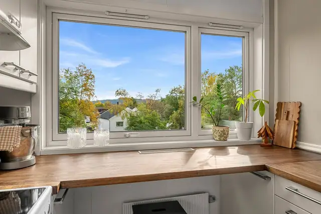 Store vindusflater bidrar til rikelig med naturlig belysning.