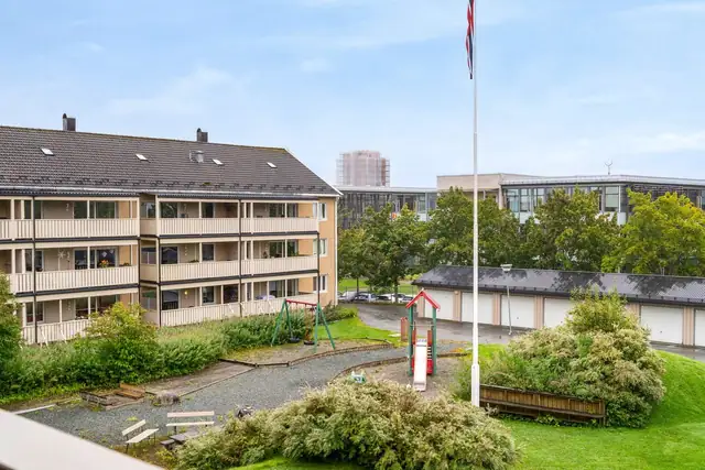 Sørvendt fasade m/ balkonger & flotte grøntområder.