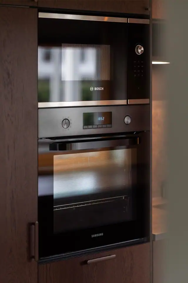 Detaljbilde fra kjøkken, micro og stekeovn