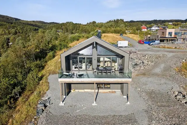 Boligen går over to romslige plan og kombinerer høy standard med en svært innholdsrik planløsning.