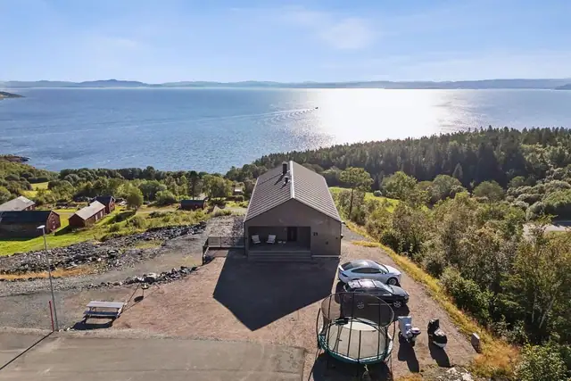 Den fantastiske beliggenheten gir vidstrakt utsikt over fjorden og det vakre landskapet rundt.