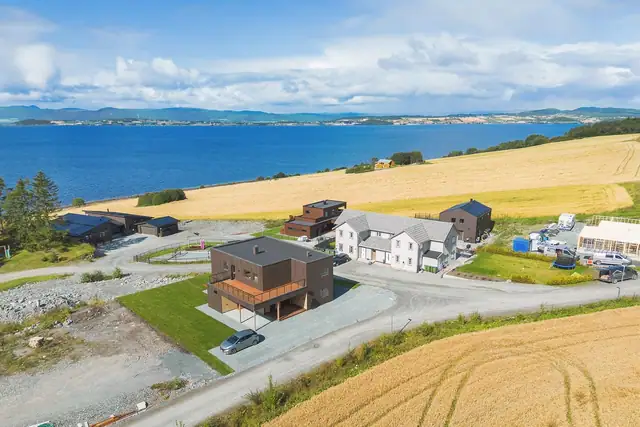 Her bor du med flott sjøutsikt i rolige og familievennlige omgivelser, med lekeplass i boligfeltet og kort vei til hverdagens nødvendige tilbud.