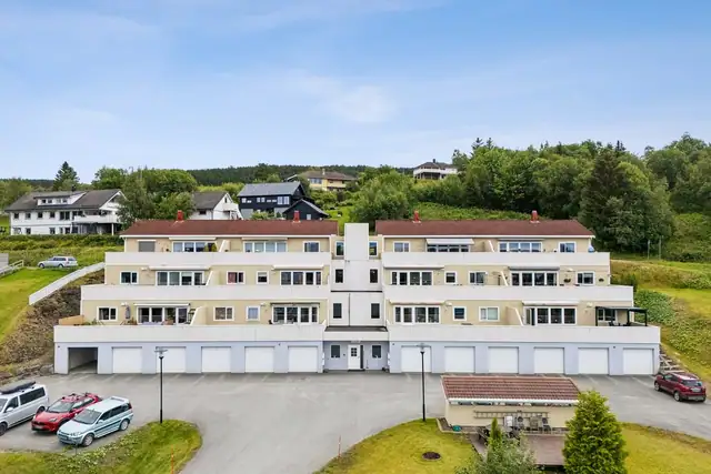Leiligheten ligger sentralt til i Innbygda med nærhet til både dagligvare, cafe, bensinstasjon og bussholdeplass.