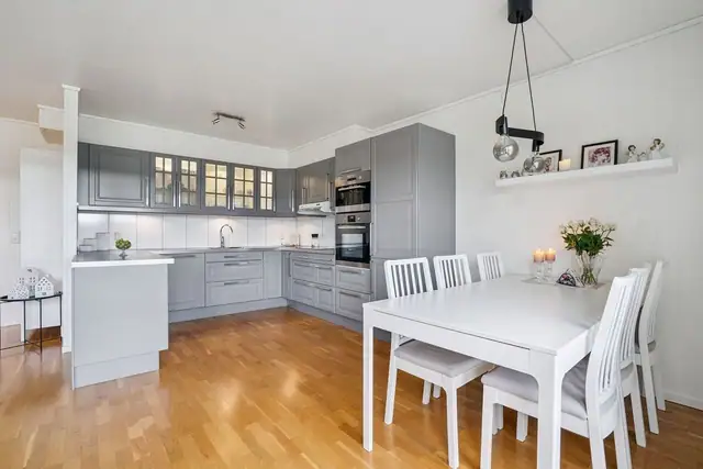 Moderne kjøkken i behagelige farger. Ved kjøkkenet er det naturlig plass til ønsket spisebord.