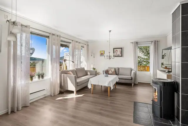 Herfra er det utgang til stor og romslig veranda