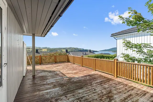 Verandaen går rundt på den ene kortsiden og lang hele fremsiden av boligen