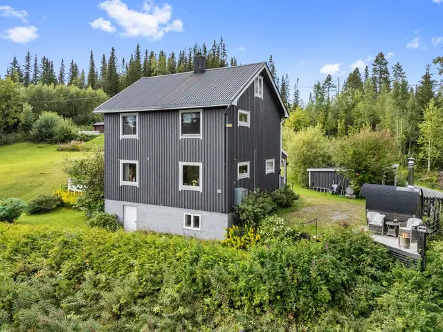 Velholdt enebolig og hytteeiendom. Flotte uteområder. Gode solforhold. Badstue. 5 soverom. — bilde 8
