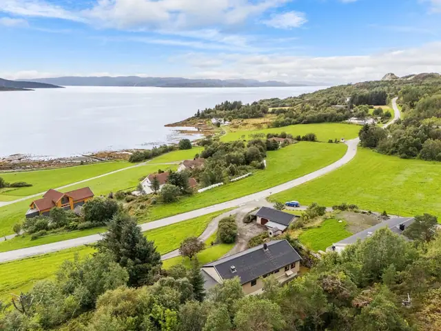 Tenk deg å bo her med panorama sjøutsikt utover fjorden. Det er rekreasjon i seg selv.