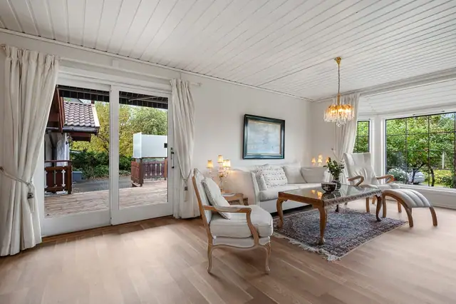 Det store vindusflatene gir rikelig med naturlig lysinnslipp.