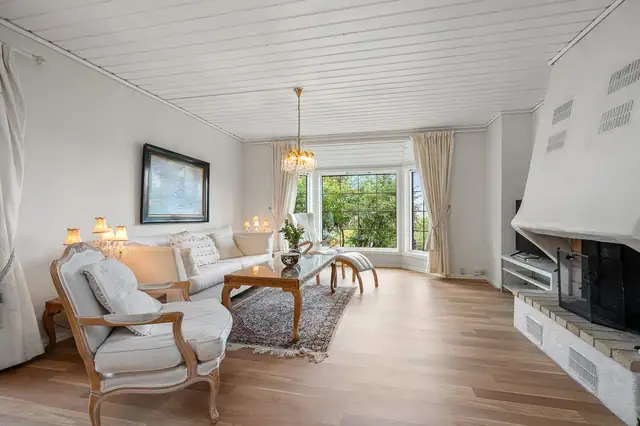 Boligen er elektrisk oppvarmet men har også vedfyring.