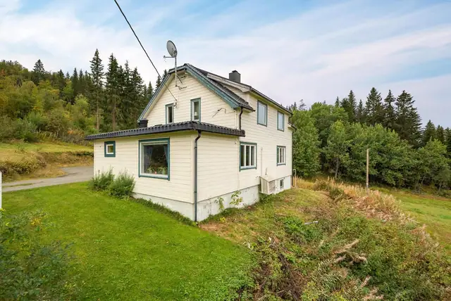Sjarmerende & naturskjønn enebolig. Ca. 1,8 km fra sentrum. Innholdsrik planløsning. Gode solforhold. 5 soverom. — bilde 7