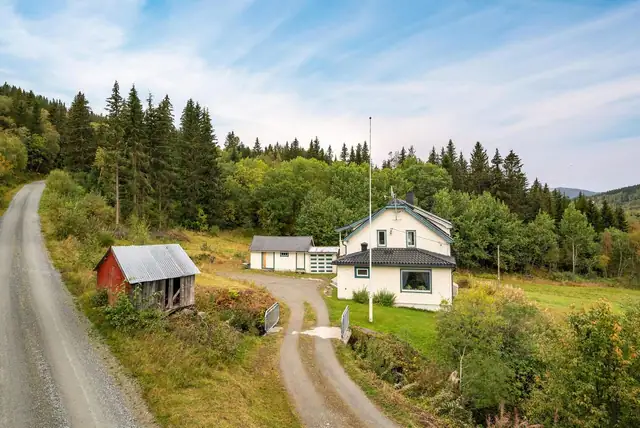 Sjarmerende & naturskjønn enebolig. Ca. 1,8 km fra sentrum. Innholdsrik planløsning. Gode solforhold. 5 soverom. — bilde 9