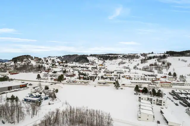 Tomten er regulert til bolig/næring så her har du mange muligheter.