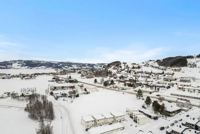 Fra Trondheim er det ca. 68 km og ca. 1 times kjøring. Fra Stjørdal / Trondheim lufthavn Værnes er det ca. 37 km og ca. 35 minutters kjøring. Fra Røros er det ca. 132 km og ca. 1 t