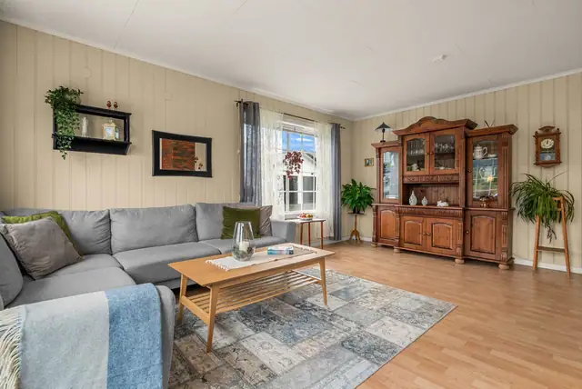 Det er laminat på gulvet, panel på veggene og takplater i himlingen.