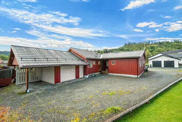 Huset er satt opp i 1969 og ble senere påbygd i 1985.