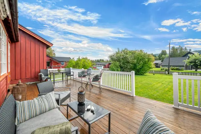 Terrassen måler ca. 27 kvm. Her er det gode muligheter til å innrede i flere soner med hagemøbler, utekjøkken og grill.