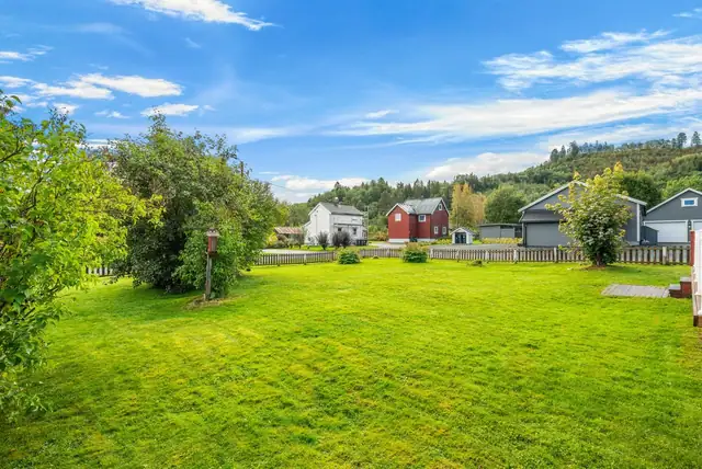 Her er det en flat og romslig gressplen som gjør det enkelt for barna å drive med lek og aktiviteter.