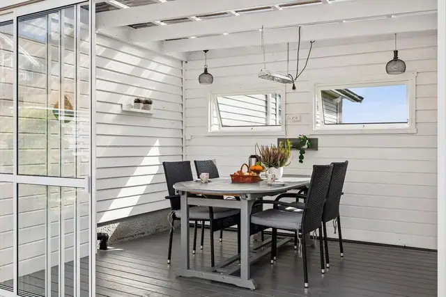 En lun og hyggelig plass som innbyr til lange måltider og trivelige stunder med familie og venner.