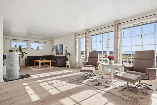 Den lyse og romslige stuen har store vindusflater og en flott utsikt over bygda og mot Trondheimsfjorden. Stuen måler imponerende 51 kvadratmeter.