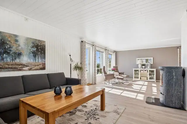 Upgraded, well-kept detached house with fine views at Stadsbygd. Family-friendly location. Sunny terraces. Garage. — image 8