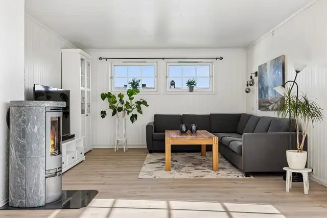 Boligen blir oppvarmet med elektrisitet, varmepumpe og behagelig vedfyring. Contura klebersteinsovn og varmepumpe bidrar til lun og behagelig oppvarming.