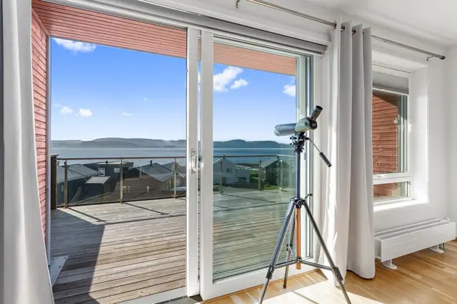 Her kan man følge med på hurtigruta og alle cruise skipene som glir forbi.