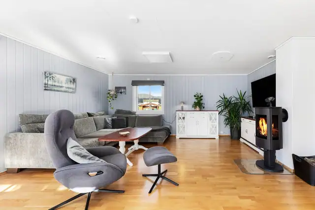 Familievennlig enebolig med flotte uteområder. 3 soverom og 2 bad. Gode solforhold. Stor hage. Kort vei til sentrum. — bilde 12