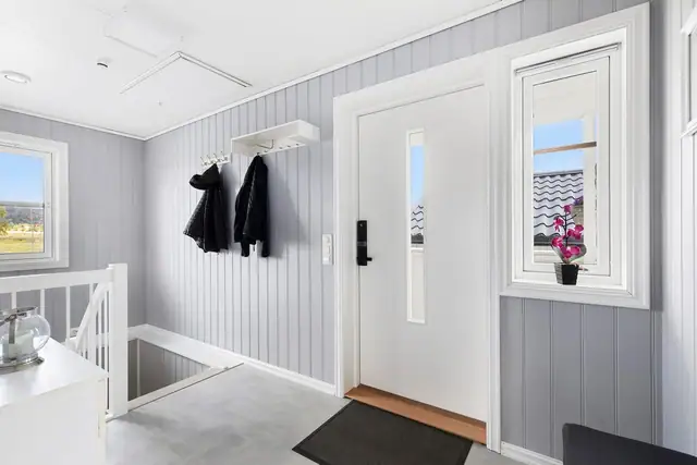 Familievennlig enebolig med flotte uteområder. 3 soverom og 2 bad. Gode solforhold. Stor hage. Kort vei til sentrum. — bilde 5