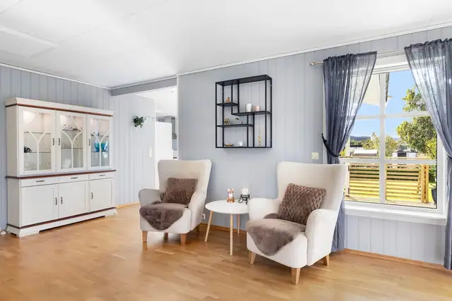 Familievennlig enebolig med flotte uteområder. 3 soverom og 2 bad. Gode solforhold. Stor hage. Kort vei til sentrum. — bilde 7