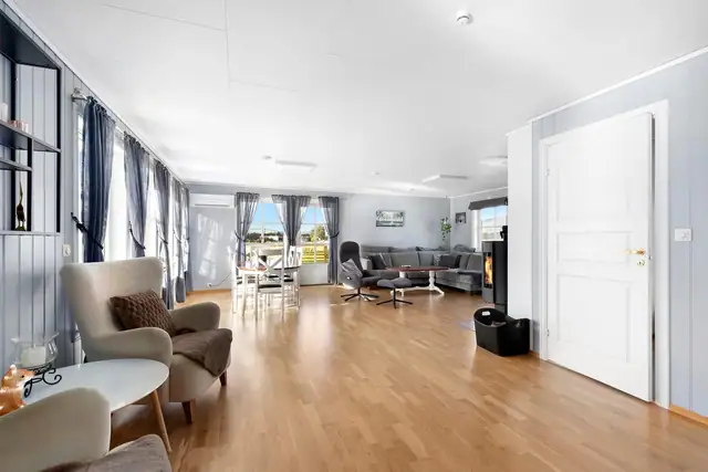 Boligen har en romslig stue, som gir gode muligheter for møblering etter ønske.