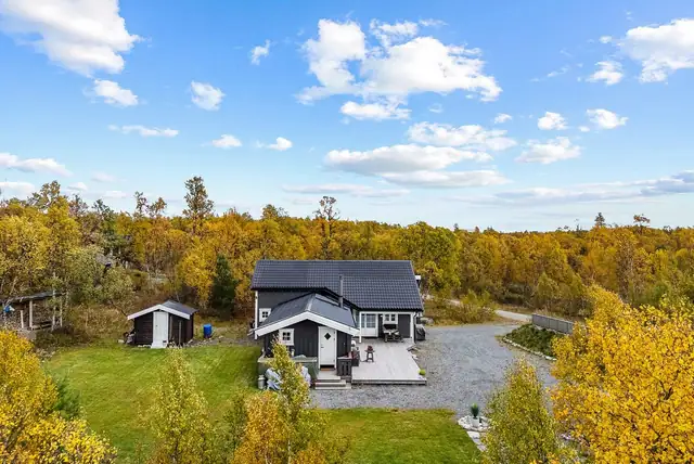 Tomta på ca. 1 858 m² byr på både gressplen, romslig gårdsplass og hyggelige uteområder. Den frittstående boden på 6 m² gir praktisk oppbevaring til utstyr.