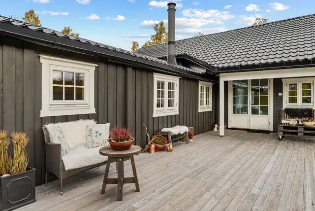 Med totalt 51 m² terrasseareal er det god plass til både spisegruppe og avslapning. Selger fremhever svært gode solforhold, med sol store deler av dagen.