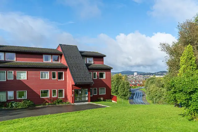 Leiligheten har inngang fra bakkeplan på baksiden av bygget.
