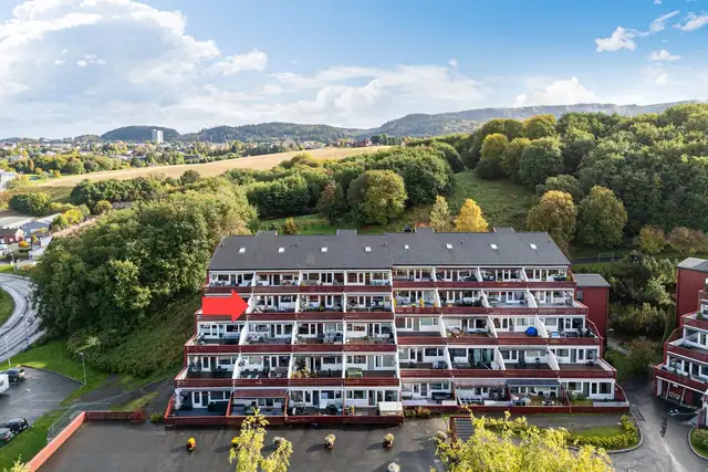 Leiligheten er markert med rød pil.