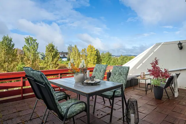 Terrassen har meget god plass til møblering.