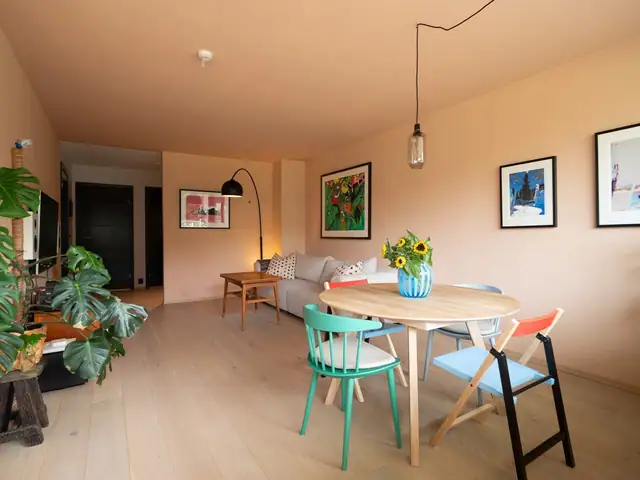 Hele leiligheten er malt i behagelige og moderne farger.