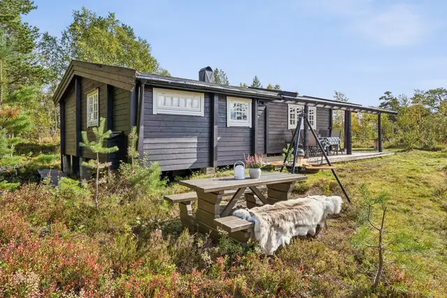 Hytten er omkranset av flotte grøntområder med fine turmuligheter for hele familien.