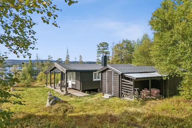 Det følger med praktisk utehus med utedo og badstue.