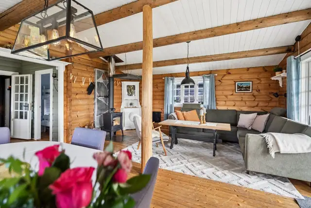 Gode møbleringsmuligheter, med naturlige soner for sofagruppe og spisebord.