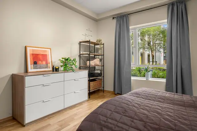 God plass til garderobe/oppbevaring, evt. også kontorplass på det romslige soverommet.