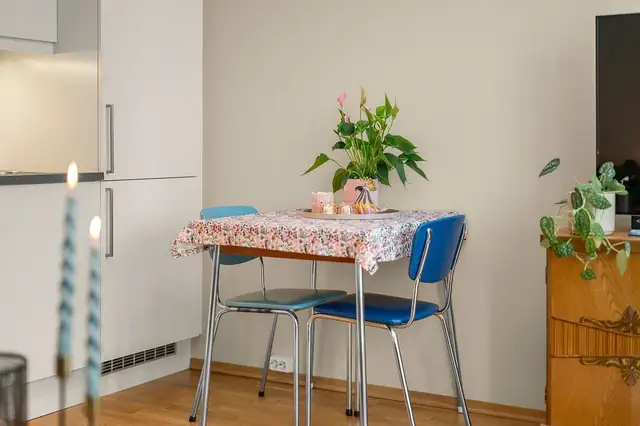 Plass til spisebord ved kjøkkenet.