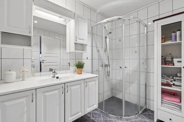 Attractive, well-kept flat in a central, sought-after location | Sunny with superb views | Large terrace | Garage space — image 9