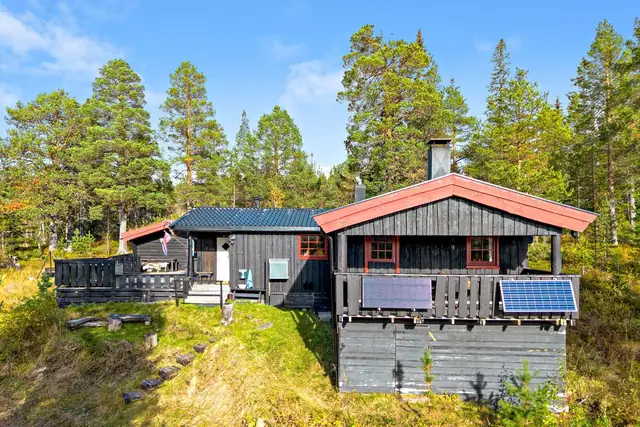 Hytta ligger like ved Sonelvas bredd med gode fiskemuligheter! Det er montert 12-volts solcellepanel.