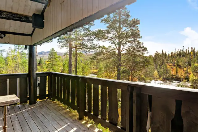 Den takoverbygde terrassen kommer godt med på sommerhalvåret! Herlig utsikt mot rolige omgivelser.
