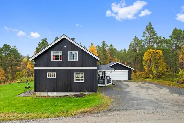 Enebolig i naturskjønne omgivelser. Gode solforhold. 3 soverom. Garasje. Kort vei til Røros sentrum. Ingen boplikt! — bilde 5