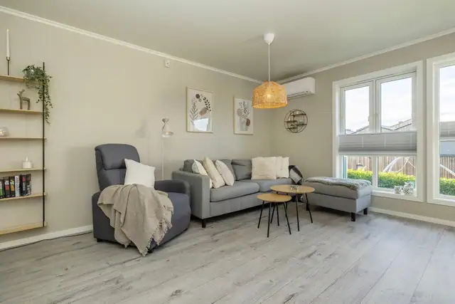 Stilfull sofagruppe med tilhørende salongbord - perfekt for avslapning og hyggelige stunder.